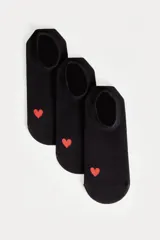 Pack de tres pares de medias tipo ballerina color negro, con detalle de corazón rojo bordado en la parte superior.
