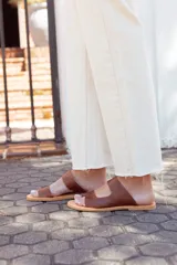 Sandalias de cuero marrón Austera modelo Parma, hechas a mano en Uruguay, con doble tira ancha sobre el empeine y suela plana.