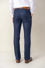 Pantalón de lino azul, de corte clásico y recto, con bolsillos laterales y trabillas para cinturón.