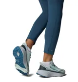 Championes de trail running Columbia modelo Konos Trillium, color azul claro con detalles en gris oscuro y blanco. Presentan suela con tecnología Adapt Trax para alta tracción, entresuela Techlite+ para amortiguación reactiva y sistema Navic Fit para mayor estabilidad en el talón.