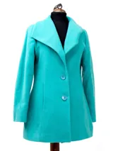 Abrigo rojo de lana con cuello amplio, solapas grandes, cierre con dos botones y bolsillos laterales.