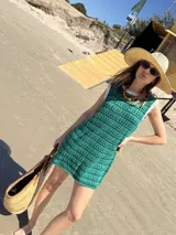 Vestido corto de playa tejido al crochet, color verde esmeralda con rayas horizontales caladas.