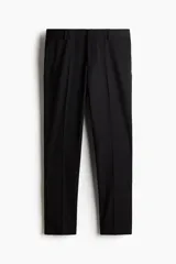 Pantalón de traje de corte ajustado, con cierre y corchete oculto, bolsillos laterales y bolsillos traseros ribeteados. Presenta raya marcada en las piernas y diseño con margen de costura en la pretina.