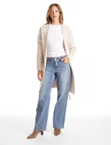 Chaqueta de punto color beige con frente abierto, cuello con solapa, mangas largas y bolsillos frontales. Incluye un lazo para ajustar en la cintura.