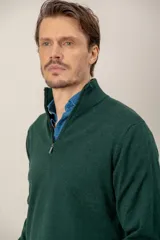Sweater de lana merino con cuello alto y cierre frontal parcial, de diseño clásico y ajuste regular.