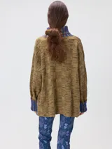 Pullover de punto jacquard color tostado con cuello alto y puños acanalados en tono azul y detalles en naranja. Cuenta con aberturas laterales y calce holgado.