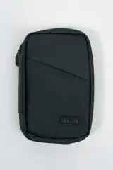 Bolso portadocumentos negro rectangular con cierre de cremallera y detalle de costura diagonal en el frente. Incluye logo "DREAM" en la parte inferior.