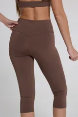 Calza pescador marrón de tiro alto, corte ajustado y largo hasta la mitad de la pantorrilla.