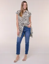 Túnica de gasa negra con estampado floral en tonos azules y blancos, cuello camisero, manga corta y cierre frontal de botones.