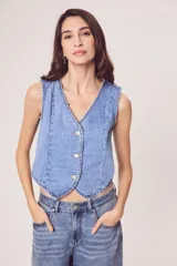 Chaleco de denim celeste con cuello en V y cierre frontal con botones metálicos.