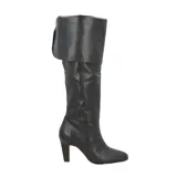 Bota de cuero negra con caña alta, taco fino y cierre lateral.