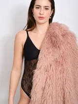 Body negro de encaje con espalda abierta y breteles regulables.