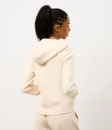 Campera deportiva de corte regular, color beige, con capucha ajustable mediante cordones, cierre frontal de cremallera y bolsillos laterales. Confeccionada en tejido de algodón y poliéster.