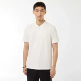Remera polo blanca de piqué con cuello clásico, manga corta y cierre frontal con cremallera metálica.
