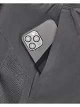 Short deportivo Under Armour modelo Launch de 5 pulgadas, diseñado para running. Presenta un corte ergonómico, tejido ligero de secado rápido, paneles laterales de malla para ventilación y forro interior para mayor sujeción. Incluye bolsillos laterales y logotipo reflectante.