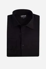 Camisa negra de manga larga con textura.