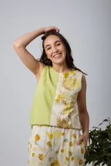 Blusa sin mangas con diseño color block en verde y estampado floral.