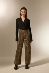 Pantalon de jean de corte recto y tiro alto, con estampado de piel de serpiente en tonos marrones.