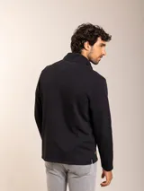 Sweater celeste de algodón y poliéster con cuello alto y cierre parcial con cremallera.
