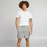 Shorts de pijama de color gris melange, con cintura elástica ajustable mediante cordón y bolsillos laterales.