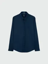 Camisa de manga larga color azul oscuro, con cuello abotonado (button-down) y un pequeño logo bordado en el pecho.