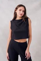 Top negro de algodón y poliéster, corte crop y cuello redondo.