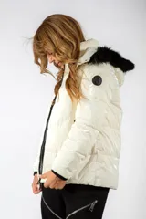 Campera puffer de acabado brillante en color blanco, con capucha desmontable con borde de piel sintética negra, cierre frontal y puños tejidos en color negro.