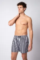 Short de baño con diseño de rayas verticales en blanco y negro, con cintura elástica ajustable mediante cordón y logo metálico pequeño en el ruedo.