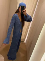 Saco largo de tejido de punto color azul con cordones para atar en el frente y mangas acampanadas.