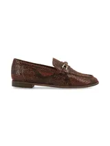Mocasín de cuero con estampado de imitación piel de reptil en tonos marrones, con detalle de estribo metálico dorado en el empeine y suela plana.