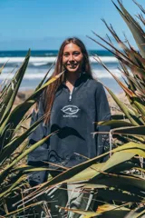 Buzo de algodón con efecto lavado, cuello alto con medio cierre frontal, mangas largas y corte holgado. Presenta un estampado gráfico en el pecho con la inscripción 'Glassy Waves'.