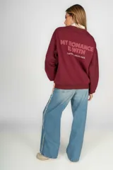 Pantalón de jean celeste de corte wide leg con detalle de flecos blancos en los laterales.