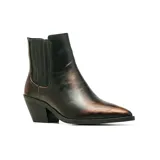 Bota texana de cuero color bordó con acabado brillante, elásticos laterales en tono a juego con costuras en contraste y taco cuadrado de madera.