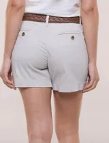 Short de algodón color beige, con pretina con pasadores, botón y cierre, bolsillos delanteros y bolsillos traseros abotonados. Incluye cinturón trenzado marrón.