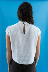 Top estampado de rayas con cuello alto y mangas cortas, con una franja central de denim adornada con apliques de encaje floral.