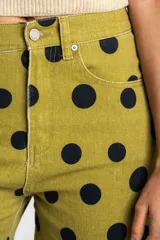 Jean de corte baggy y tiro alto, confeccionado en denim azul marino con estampado de lunares blancos, estilo barrel.