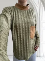 Polera verde oliva de tejido trenzado con cuello alto y bolsillo de cuero color marrón.