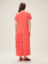 Vestido midi de morley color negro, con escote en V, mangas cortas y diseño con volados asimétricos en el lateral inferior.