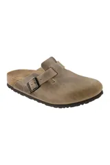 Zueco Birkenstock modelo Boston, color marrón, confeccionado en cuero aceitado, con plantilla anatómica de corcho y látex, y hebilla ajustable.