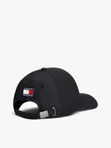 Gorra de béisbol negra con diseño estructurado, cuenta con el logo bordado de Cadillac Formula 1 Team en la parte frontal. Posee ojales de ventilación, botón superior y visera con costuras decorativas.
