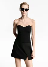 Top de punto entallado con escote corazón y diseño sin mangas, confeccionado en una mezcla de poliéster, viscosa y poliamida.