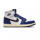 Zapatillas Nike Air Jordan 1 Retro High de caña alta, confeccionadas en cuero de color blanco, azul y detalles en negro. Cuentan con el logotipo de las alas en el lateral del tobillo, el swoosh de Nike en color negro y suela de tono envejecido.