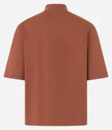 Remera de algodón color celeste con cuello alto y mangas cortas.