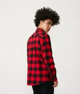 Camisa de franela a cuadros rojos y negros, de corte regular, manga larga y cuello inglés.