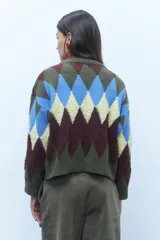 Sweater de punto grueso con diseño de rombos en tonos azul, marrón, rosa y gris.