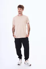 Remera de cuello redondo y manga corta, con diseño básico y calce cómodo.