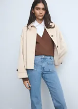 Jeans flare de tiro medio color celeste, confeccionados en tejido denim de algodón con elasticidad. Presentan cierre delantero con cremallera y botón, trabillas para cinturón y dos bolsillos de parche en la parte delantera.