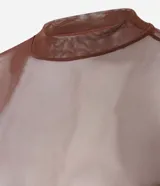 Remera de manga larga confeccionada en tule liso con efecto de transparencia. Presenta un diseño ajustado al cuerpo, ideal para usar como prenda base en capas.