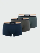Pack de tres boxers tipo trunk de la marca Hugo Boss, confeccionados en tejido elástico. Presentan una cintura elástica con el logo de la marca y detalles en contraste de color. Los colores incluidos son azul marino, gris oscuro y verde petróleo.