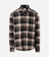 Camisa de franela para hombre, modelo comfort, con estampado de cuadros en tonos azules, blancos y negros, cuello camisero, manga larga y cierre frontal de botones.